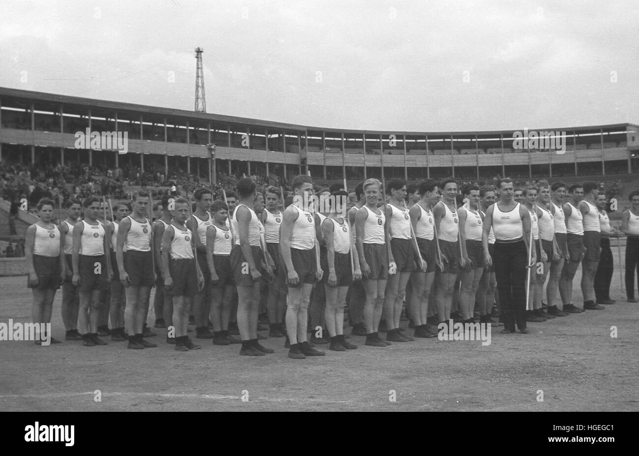 1930er Jahre, Tschechoslowakei, BRASSWIND, tschechischen Sokol oder Jugend Spiele, Pre-WW2, Jugendliche in Leichtathletik Kit Line-up in Bildung, im military-Stil. Solche Spiele, statt in großen Sportarenen wurden entwickelt, um Jugendlichen Körperbau und Charakter zu entwickeln. Stockfoto