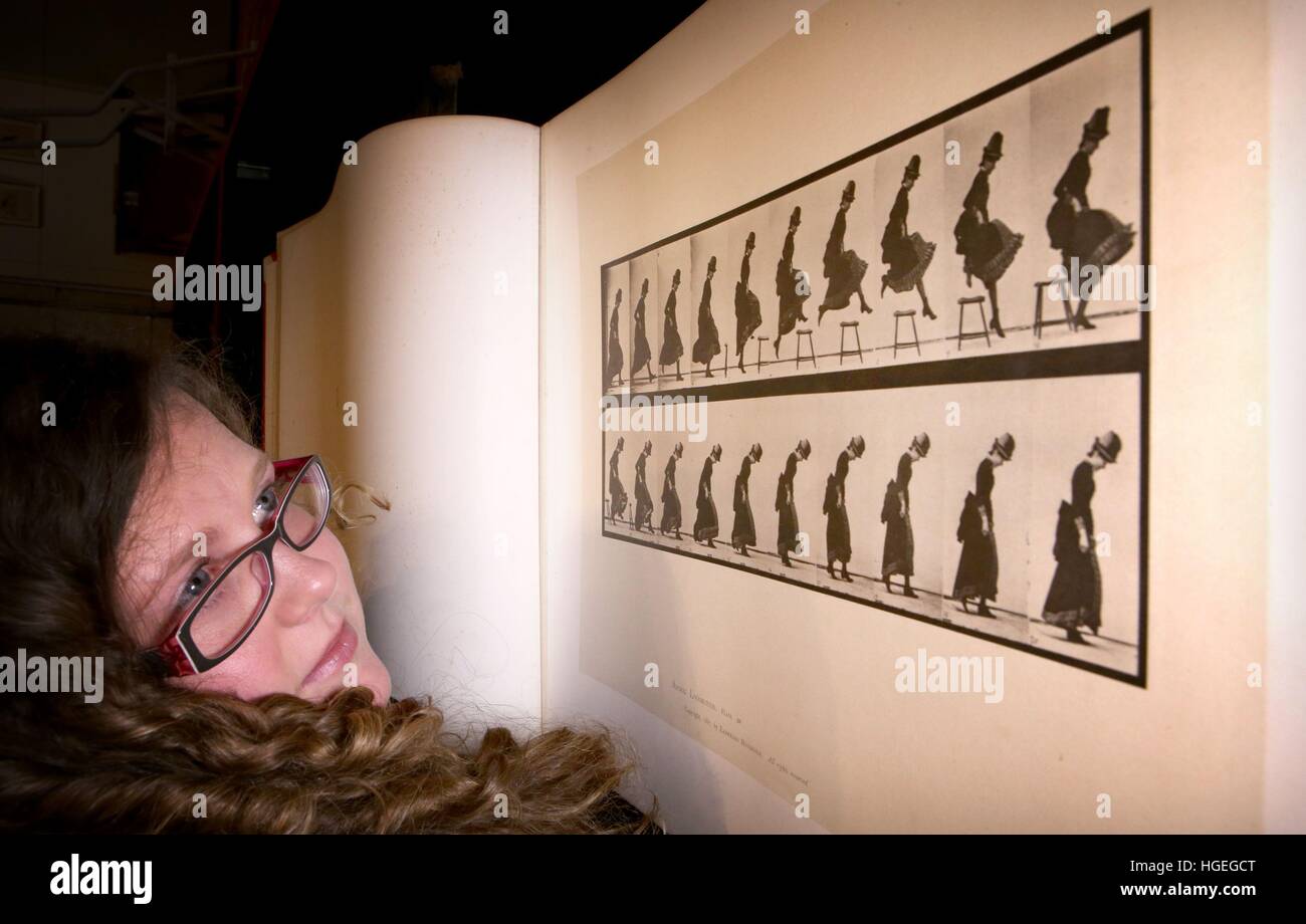 EIGENSTÄNDIGES Foto. Buchspezialistin Cathy Marsden wirft einen genaueren Blick auf eine seltene Sammlung von 95 exzentrischen Fotografien des amerikanischen Fotografen Eadweard Muybridge (1830-1904), Wer weltweit bekannt wurde, indem er tierische und menschliche Bewegungen fotografierte, die für das menschliche Auge nicht wahrnehmbar sind, wird am 11. Januar 2017 vom Auktionshaus Lyon & Turnbull in Edinburgh im Rahmen des Verkaufs von seltenen Büchern und Handschriften verkauft. Stockfoto
