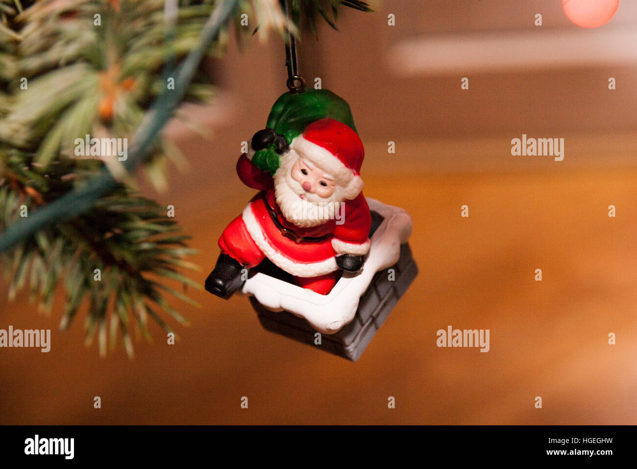 Nahaufnahme der Weihnachtsmann Dekoration hängen am Baum. Stockfoto