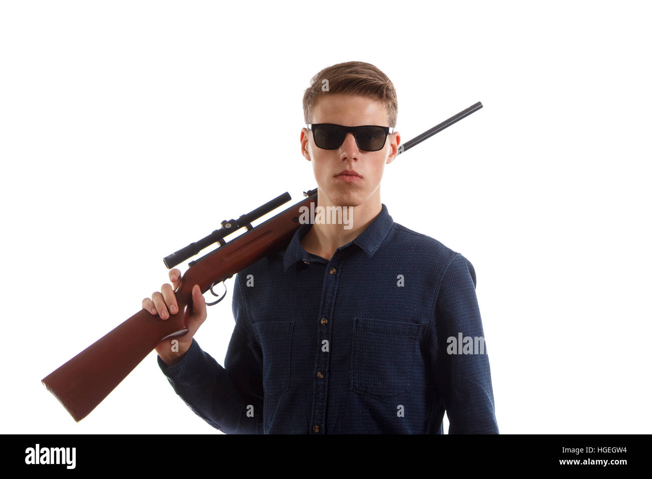 Junger Mann mit einem Gewehr Stockfoto