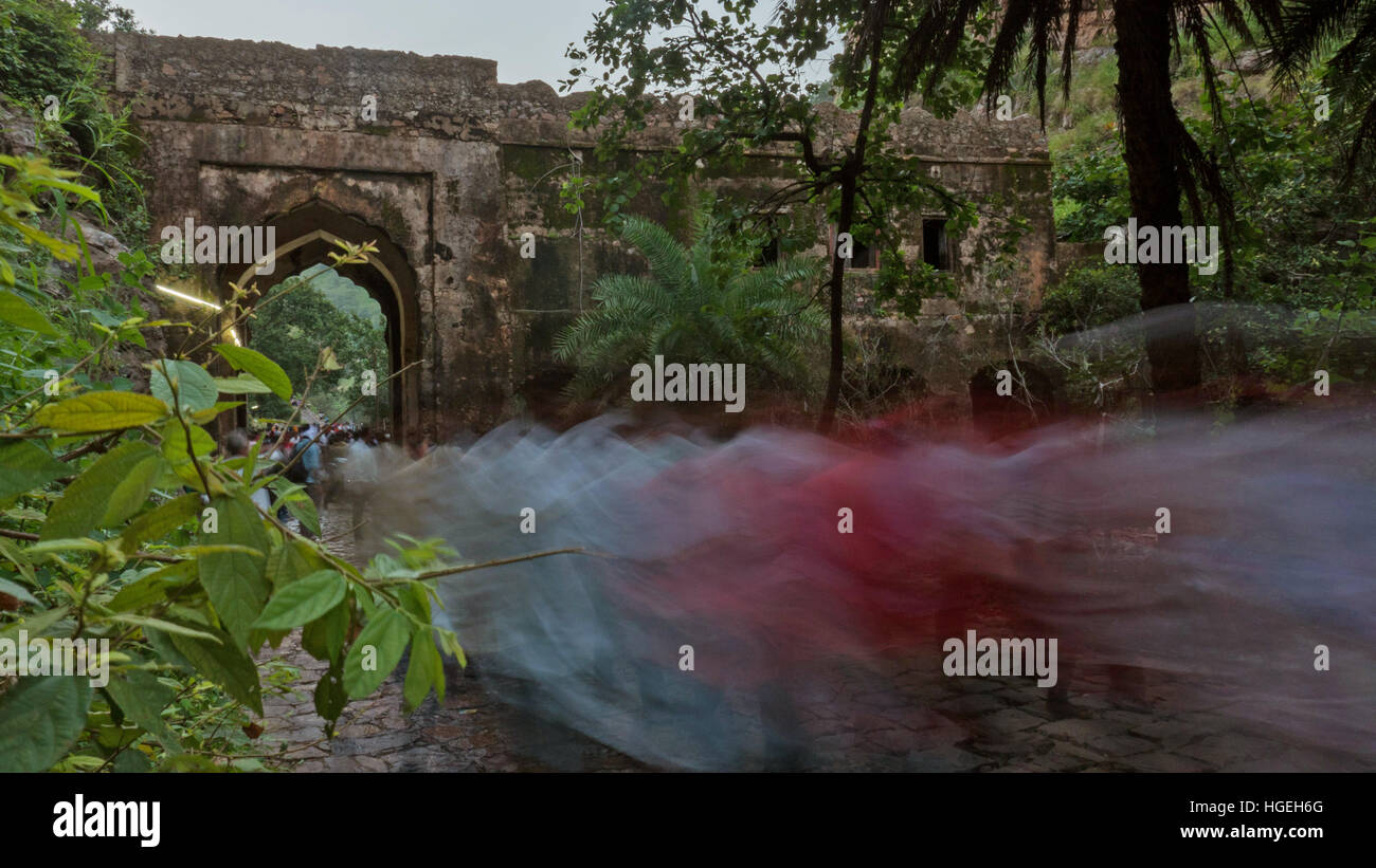 Eine große Gruppe von Hindu-Pilger zu Fuß durch einen Waldweg zu antiken Tempel von Lord Ganesha im Ranthambhore Fort in Rajasthan, Indien Stockfoto