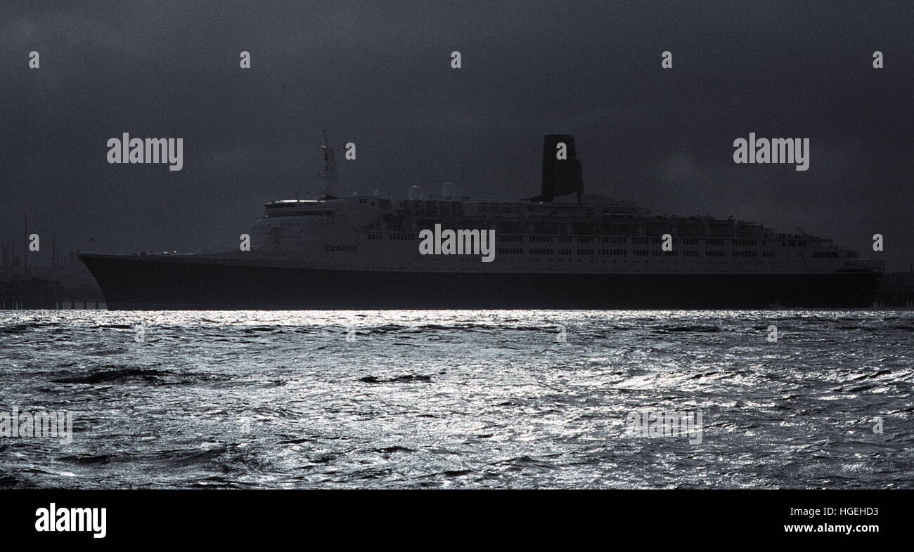 AJAXNETPHOTO.  SOUTHAMPTON, ENGLAND. -CUNARD PASSENGER LINER QUEEN ELIZABETH 2 NACH AUßEN GEBUNDEN. FOTO; JONATHAN EASTLAND/AJAX REF: 32005 13 1 Stockfoto AJAXNETPHOTO.  SOUTHAMPTON, ENGLAND. -CUNARD PASSENGER LINER QUEEN ELIZABETH 2 NACH AUßEN GEBUNDEN. FOTO; JONATHAN EASTLAND/AJAX REF: 32005 13 1 Stockfoto