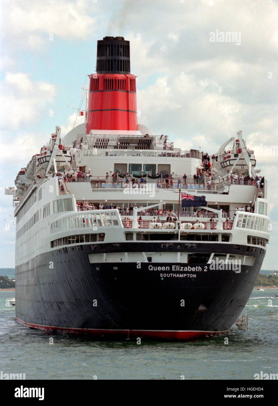AJAXNETPHOTO. 5. JUNI 1994. SPITHEAD, ENGLAND. -50. D-DAY-JAHRESTAG-FLOTTE - DIE CUNARD LINER QUEEN ELIZABETH 2, EINES MEHRERE HANDELSSCHIFFE AUF ÜBERPRÜFUNG. FOTO; JONATHAN EASTLAND/AJAX REF: 940506 9 Stockfoto AJAXNETPHOTO. 5. JUNI 1994. SPITHEAD, ENGLAND. -50. D-DAY-JAHRESTAG-FLOTTE - DIE CUNARD LINER QUEEN ELIZABETH 2, EINES MEHRERE HANDELSSCHIFFE AUF ÜBERPRÜFUNG. FOTO; JONATHAN EASTLAND/AJAX REF: 940506 9 Stockfoto