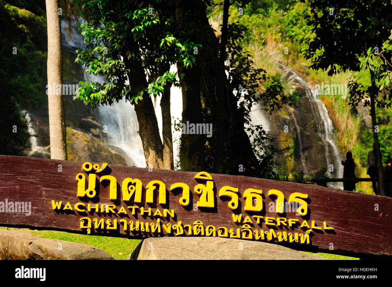 Der Wachirathan Wasserfall unterzeichnen im Norden Thailands in der Nähe von Chiang Mai mit einem verschwommenen Bild des Wasserfalls im Hintergrund. Stockfoto