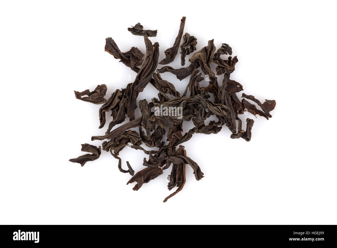 Schwarze Teeblätter trockene isolierten auf weißen Hintergrund Stockfoto