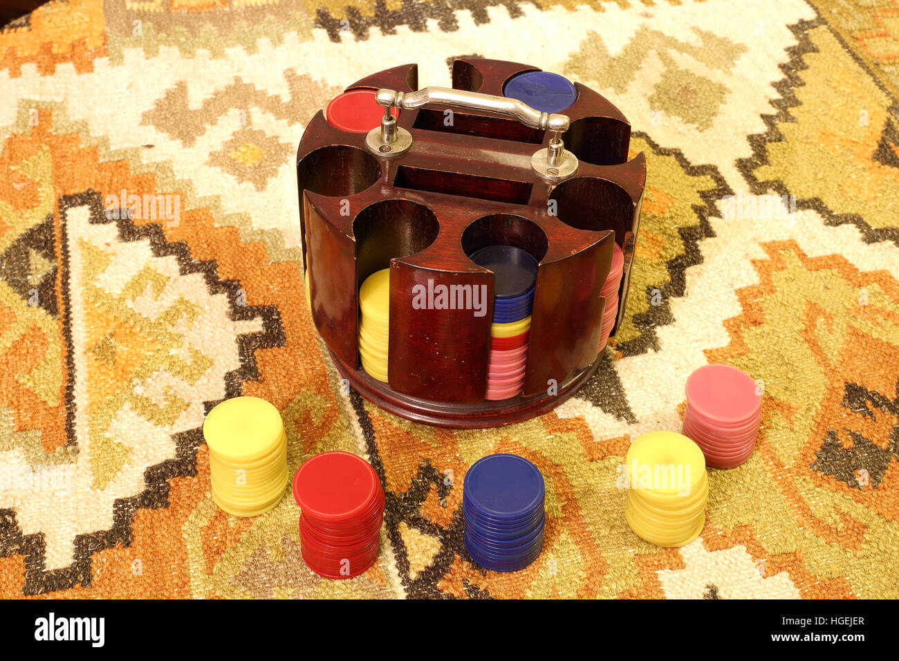 Alten viktorianischen Zähler Halter auf Brennofen Teppich mit rot, blau, gelb und rosa-Zähler Stockfoto