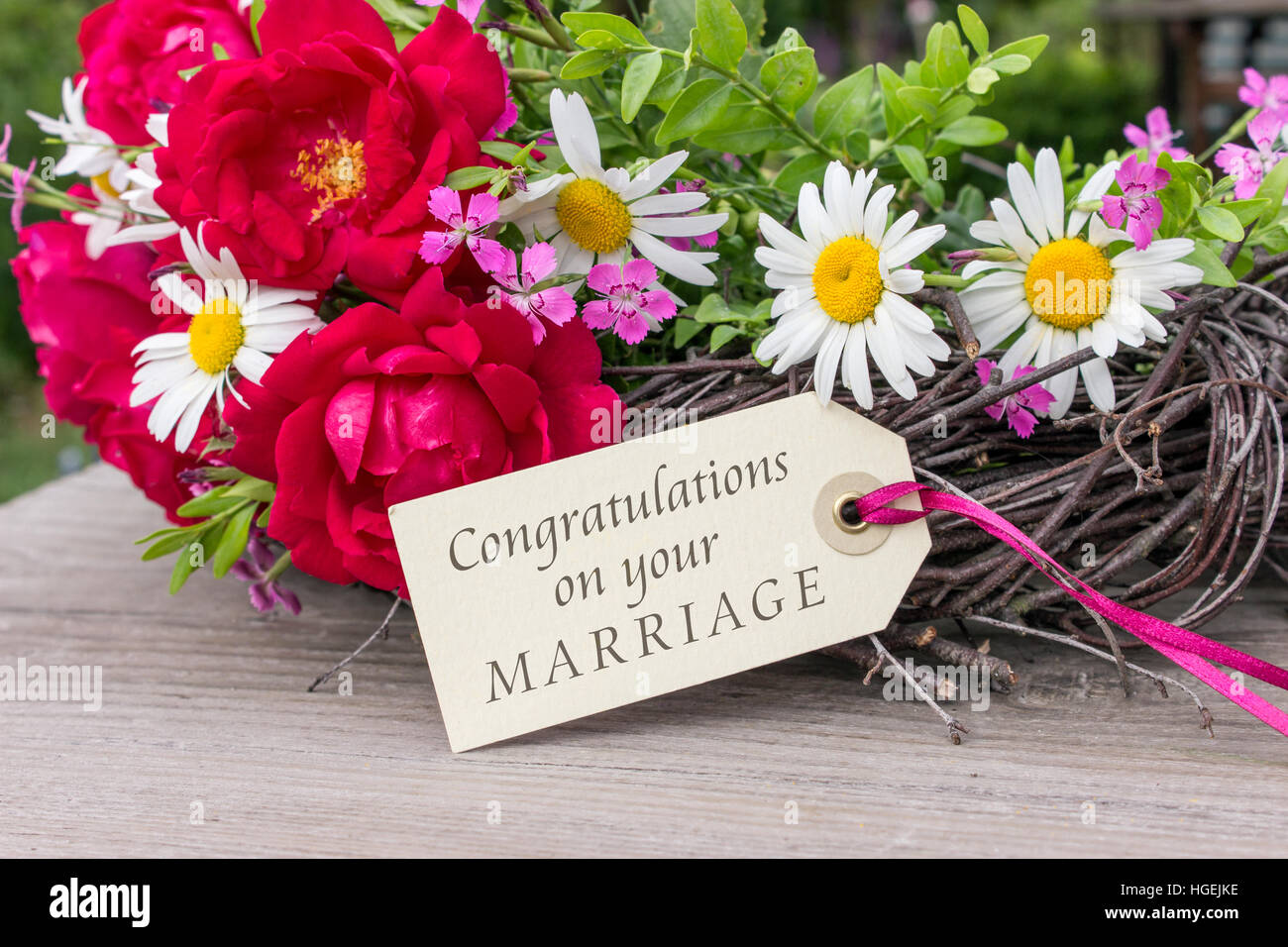 Glückwunschkarte zur Hochzeit mit Sommerblumen Stockfoto