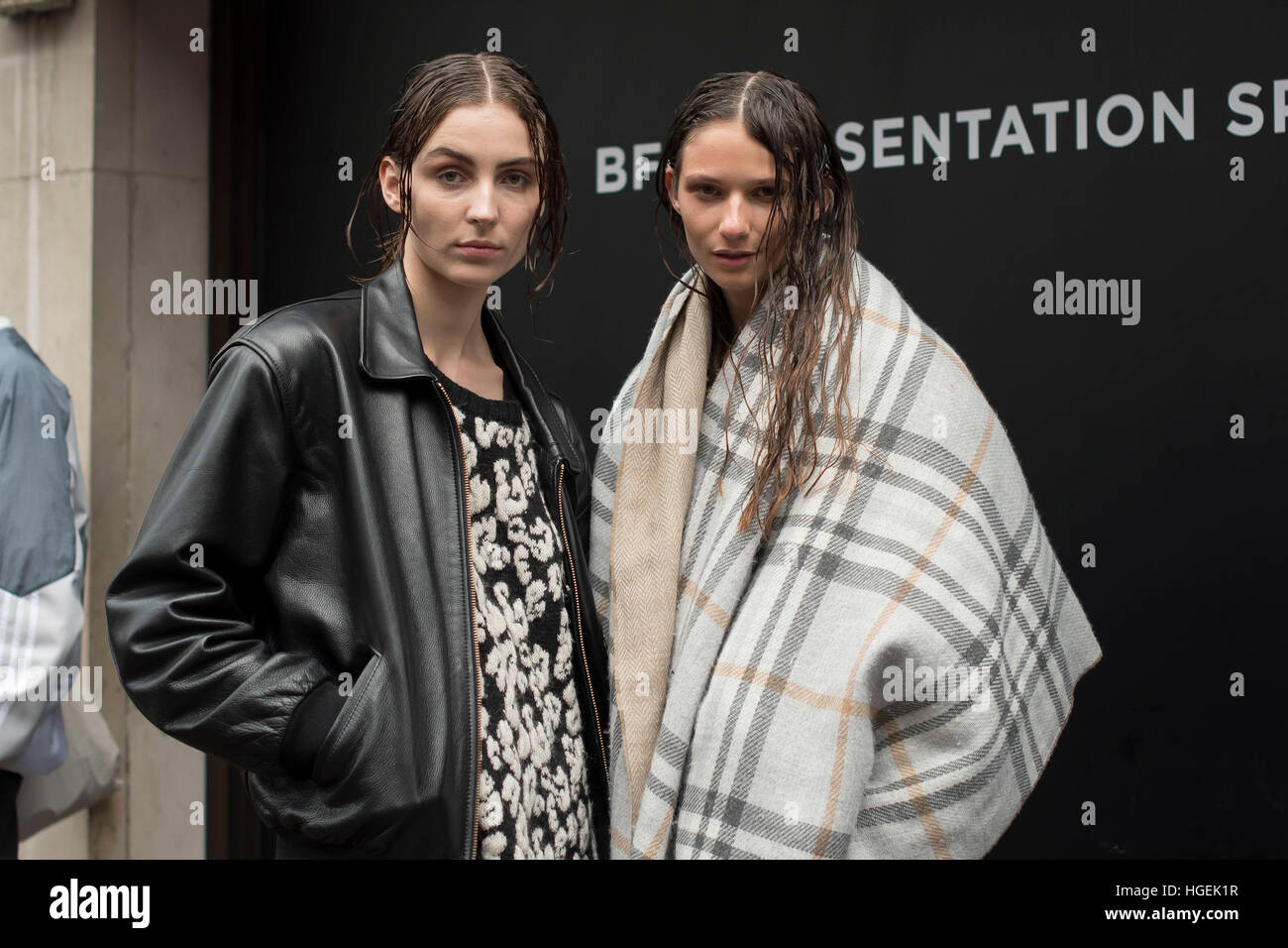 London, UK. 8. Januar 2017. Dritter Tag der London Fashion Woche Männer 2017. Modelle pro oder Amateur Pose vor den Laufstegen am Kings College, ihre Outfits zu zeigen. London Fashion Week ist eine Kleidung Messe in London statt zweimal jährlich, im Februar (Januar für Männer) und im September. © Alberto Pezzali/Pacific Press/Alamy Live-Nachrichten Stockfoto