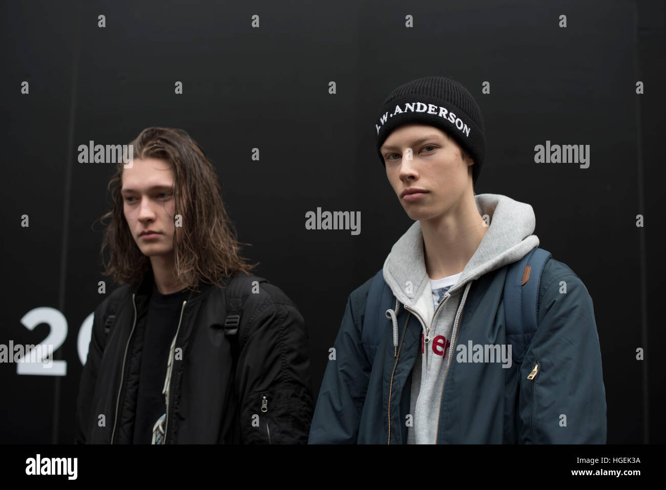 London, UK. 8. Januar 2017. Dritter Tag der London Fashion Woche Männer 2017. Modelle pro oder Amateur Pose vor den Laufstegen am Kings College, ihre Outfits zu zeigen. London Fashion Week ist eine Kleidung Messe in London statt zweimal jährlich, im Februar (Januar für Männer) und im September. © Alberto Pezzali/Pacific Press/Alamy Live-Nachrichten Stockfoto