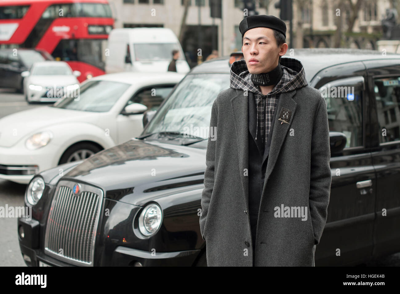 London, UK. 8. Januar 2017. Dritter Tag der London Fashion Woche Männer 2017. Modelle pro oder Amateur Pose vor den Laufstegen am Kings College, ihre Outfits zu zeigen. London Fashion Week ist eine Kleidung Messe in London statt zweimal jährlich, im Februar (Januar für Männer) und im September. © Alberto Pezzali/Pacific Press/Alamy Live-Nachrichten Stockfoto