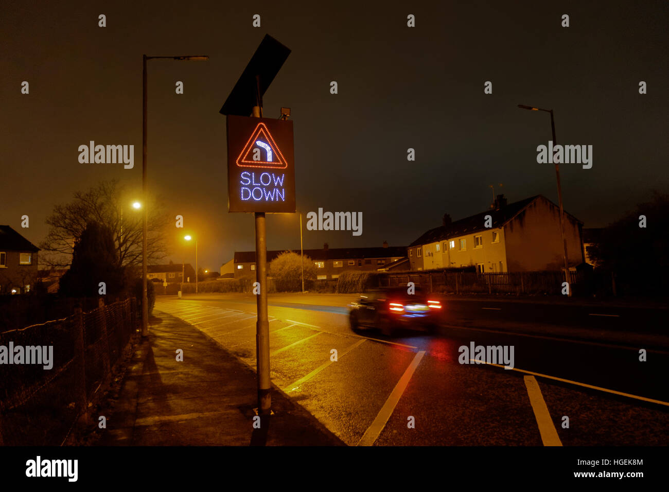 Nacht Verkehr und verlangsamen Schild Auto auf der Straße Biegung Stockfoto