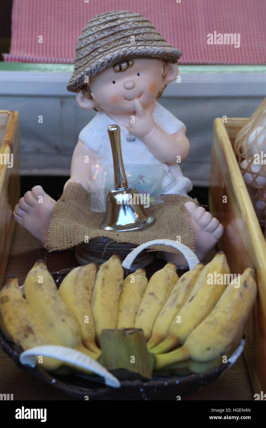 Puppe will Banane essen. Stockfoto
