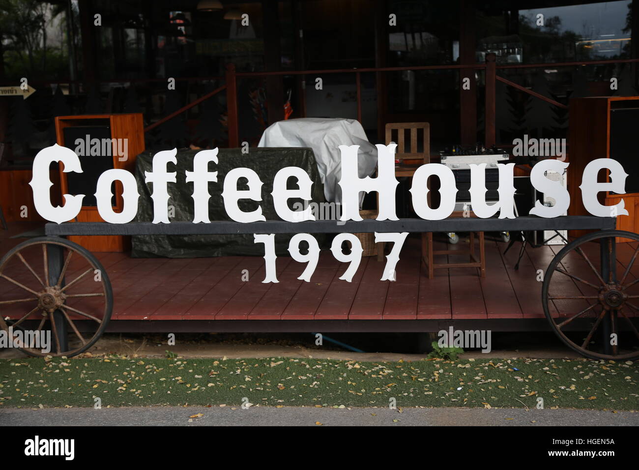 Kaffeehaus-Zeichen. Kaffee Hauszeichen mit Rädern. Kaffeehaus, Baujahr 1997 Stockfoto