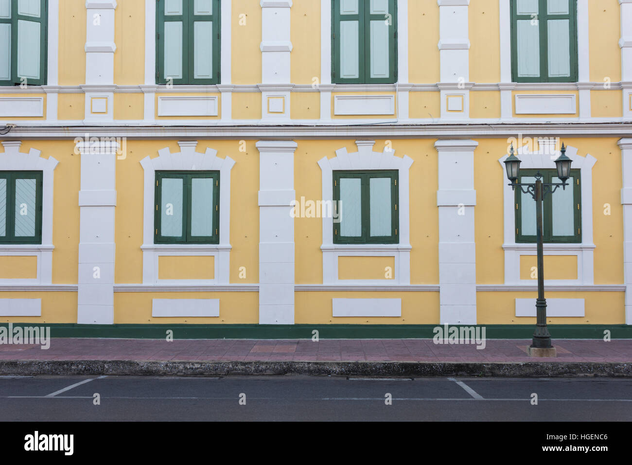 Muster der Straße neben dem gelben Gebäude Stockfoto