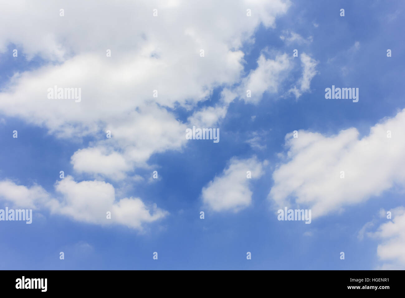 Blauer Himmel mit Wolken Hintergrund, schönes Wetter. Stockfoto