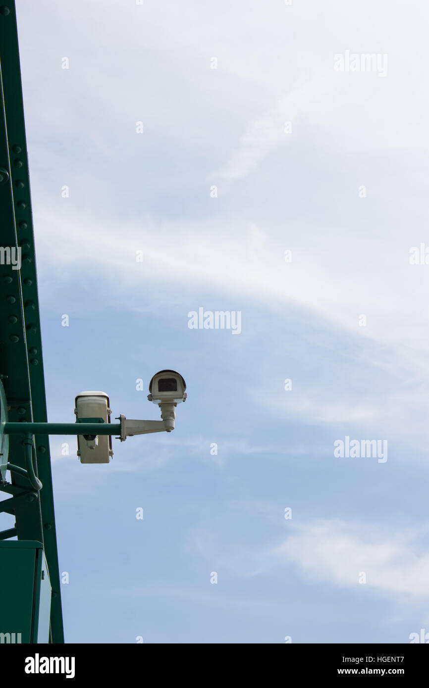 Farbfoto von Überwachungskameras auf blauem Hintergrund Stockfoto