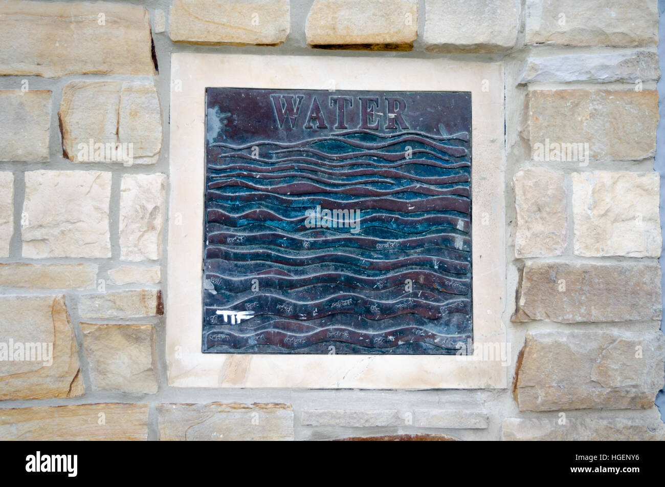 Ein Cast Plakette mit dem Titel "Wasser", gelegen an den Kalköfen in Southwick Riverside, Sunderland Stockfoto