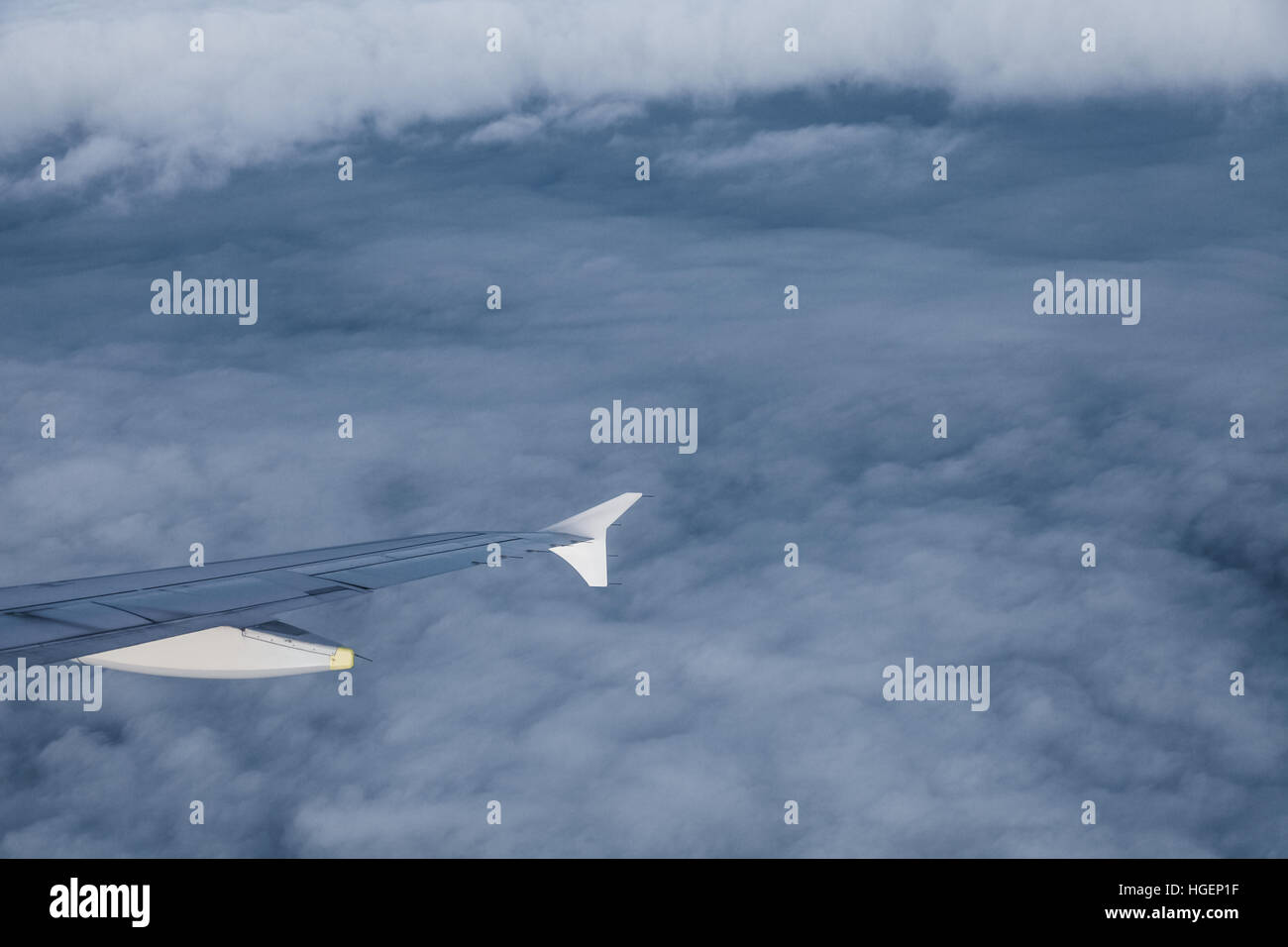 Banking in Wolkenschichten Ansatz für LHR Flugzeuge Stockfoto