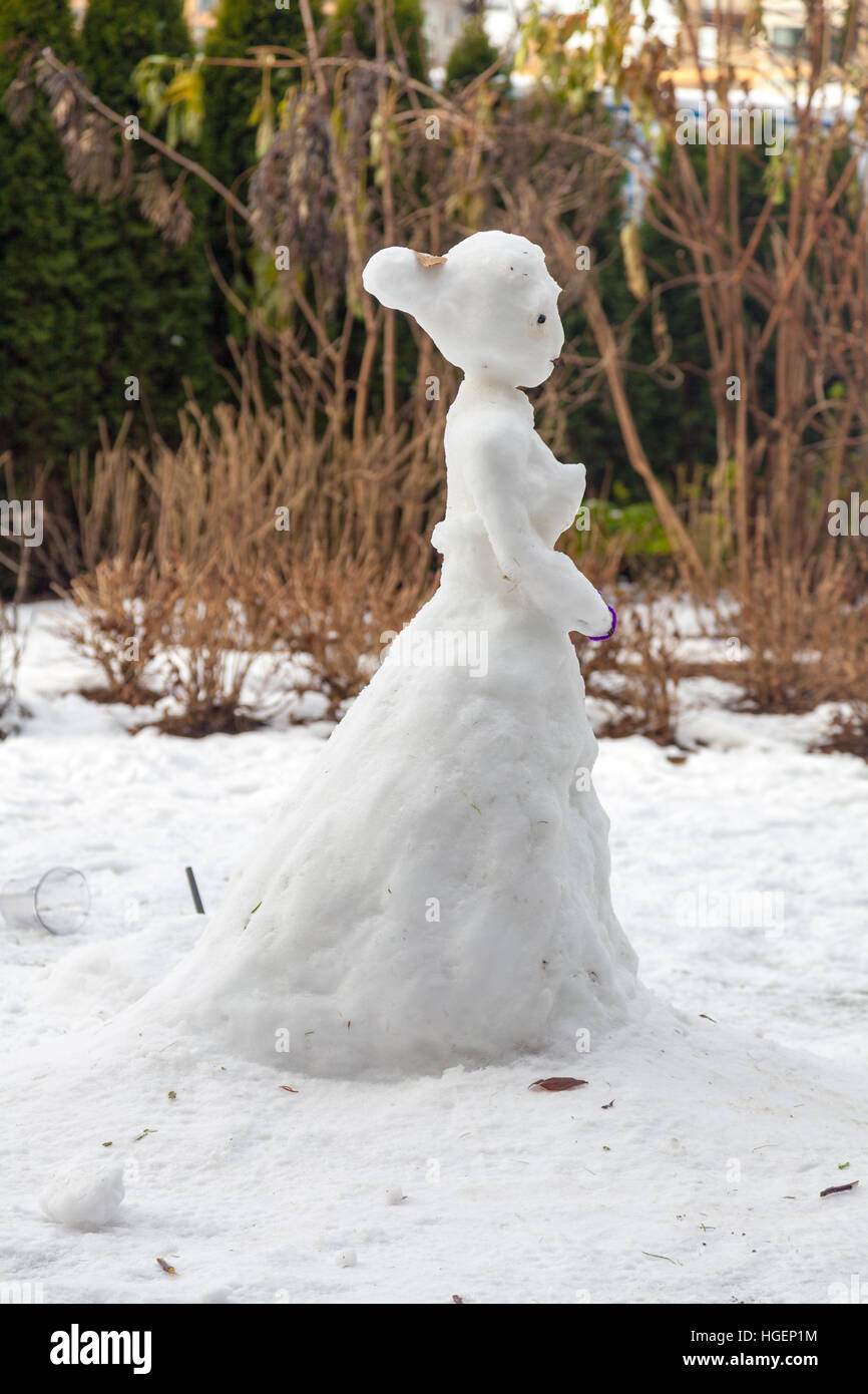 Schnee-Prinzessin in einem Ballkleid Stockfoto