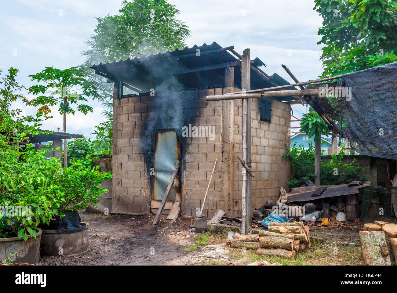 Verbrennungsanlage Gebäude für die Herstellung von Holzkohle auf Land in Thailand Stockfoto
