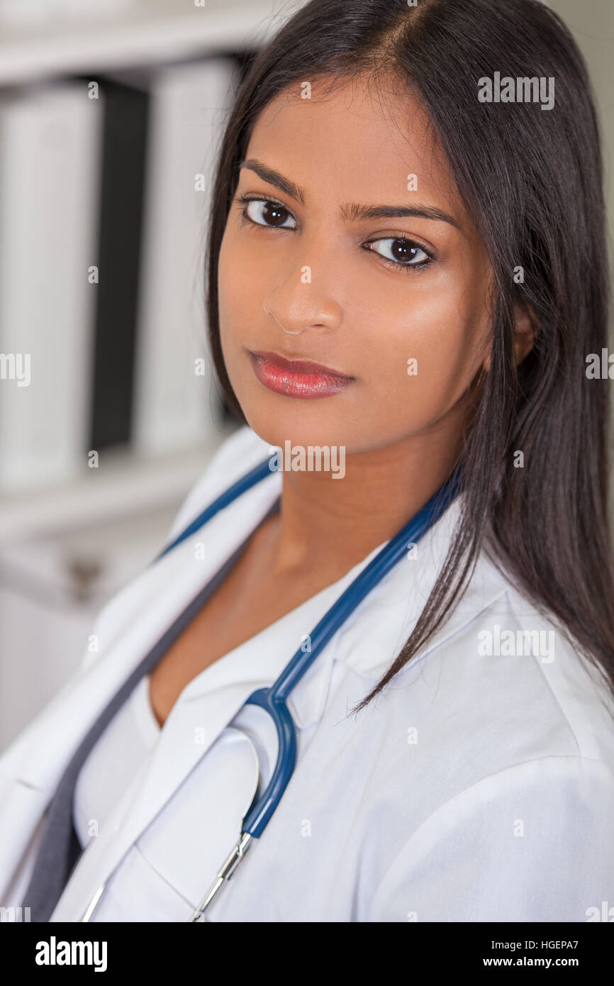 Schöne indische asiatischen weiblichen Arzt in einem Krankenhaus Büro glücklich und lächelnd mit Stethoskop Stockfoto