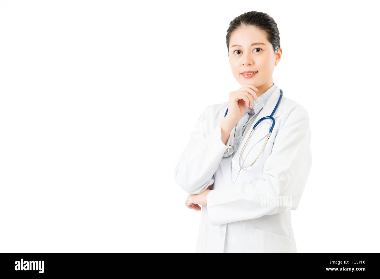 erfolgreichen asiatischen Arzt mit Stethoskop Hand am Kinn. isoliert auf weißem Hintergrund. Medizin und Gesundheit-Konzept Stockfoto