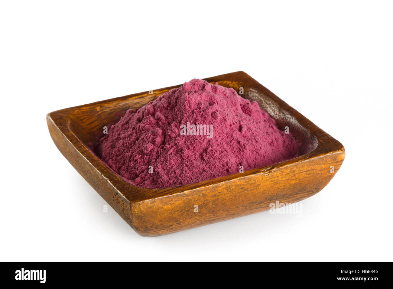 Acai Beeren Pulver in Holzschale isoliert auf weißem Hintergrund. Superfood Stockfoto