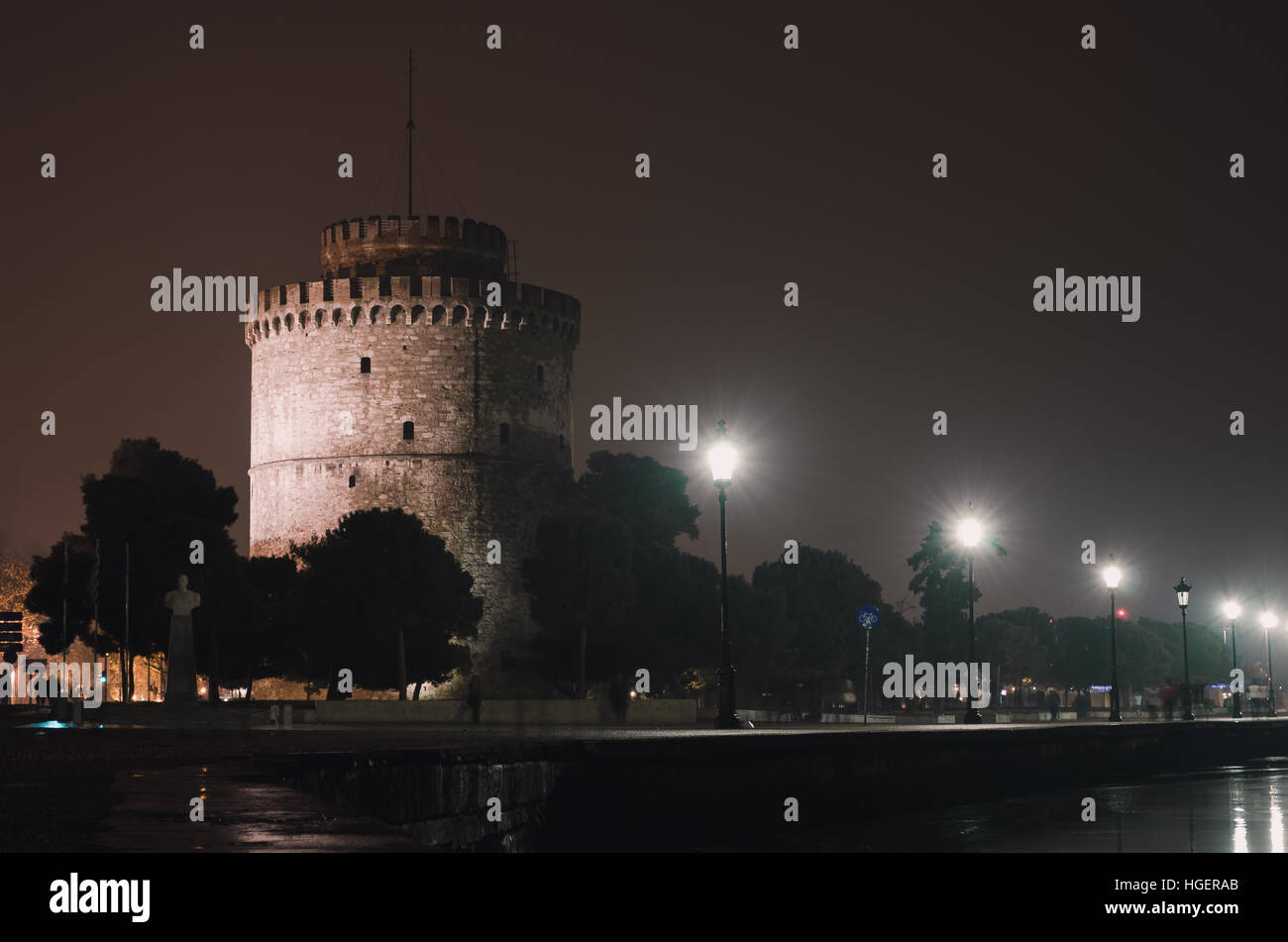 Der weiße Turm in Thessaloniki, Griechenland in der Nacht. Stockfoto