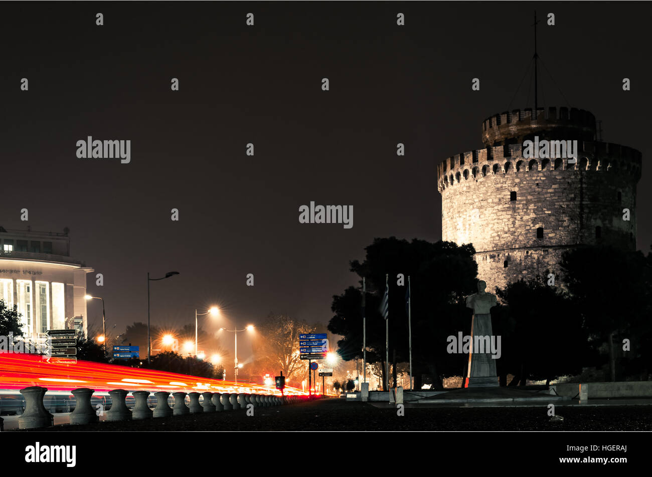 Auto Licht Wege auf den weißen Turm in Thessaloniki, Griechenland. Stockfoto