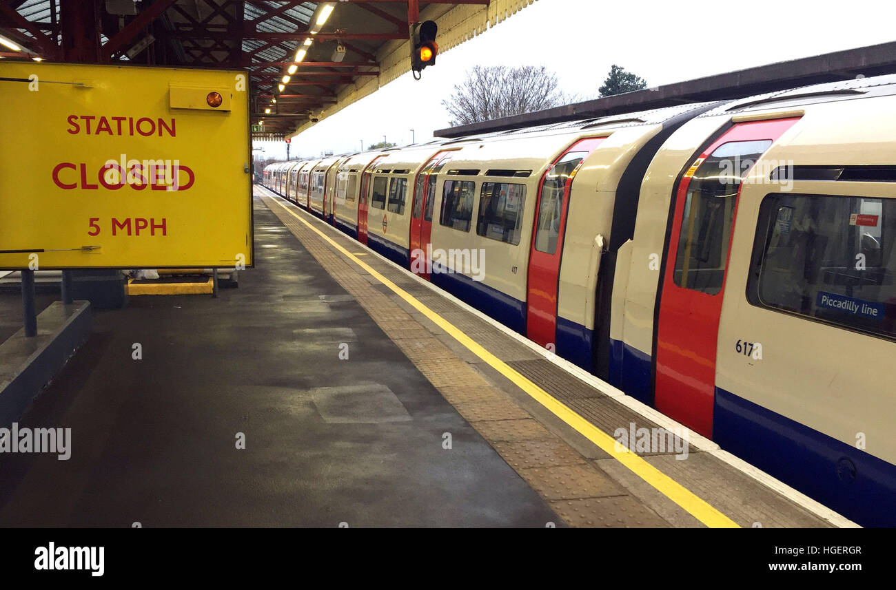 Ein leere Piccadilly-Line-Zug gestoppt Stamford Brook u-Bahnstation, London, London Underground Arbeitnehmer einen 24-Stunden-Streik gestartet die Krüppel Rohr Dienstleistungen und verursachen Reisechaos für Millionen von Passagieren. Stockfoto