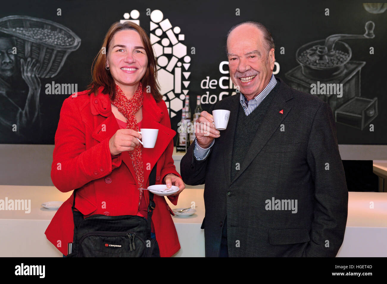 Herr Rui Nabeiro und Journalistin Silvia Baumann posiert mit einer Tasse Kaffee in der Science Center of Coffee Delta Cafés in Campo Maior Stockfoto