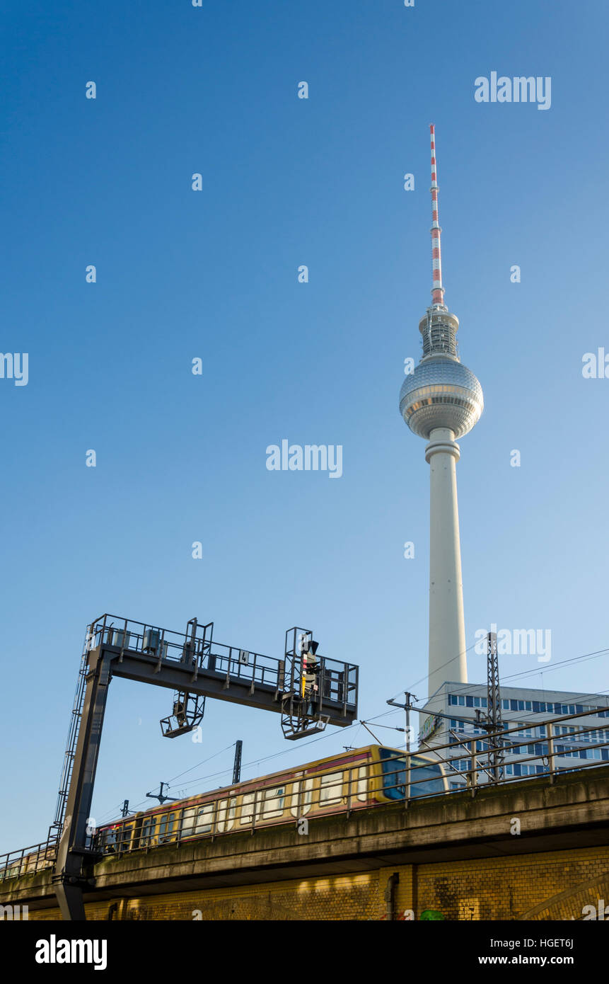 Elivated Schiene Bahnlinie Alexanderplatz Bahnhof, Berlin mit Fernsehturm (Fernsehturm) im Hintergrund. Stockfoto