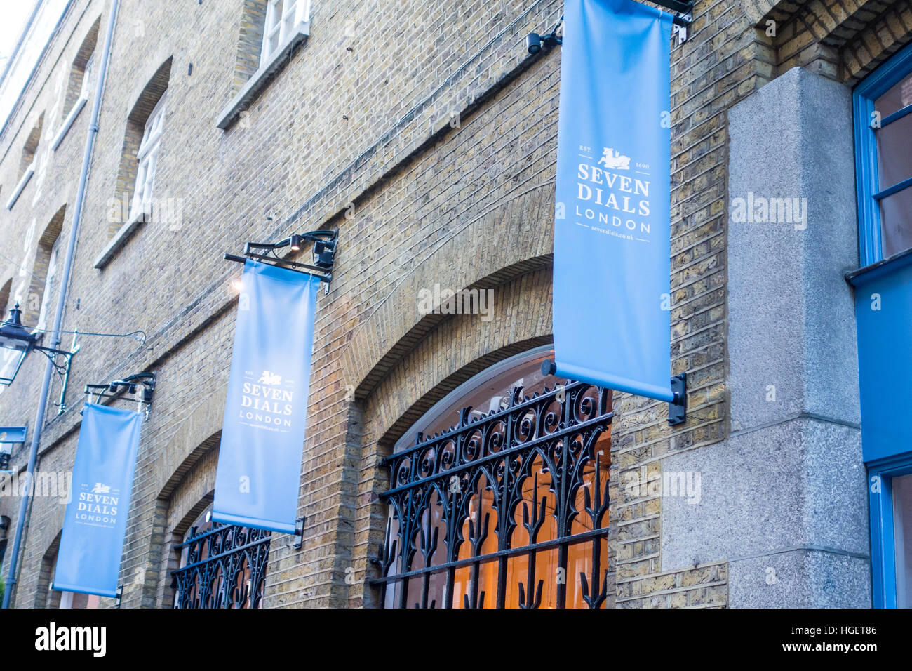 Zeichen oder Banner im Bereich Seven Dials von London in der Nähe von Covent Garden. UK Stockfoto