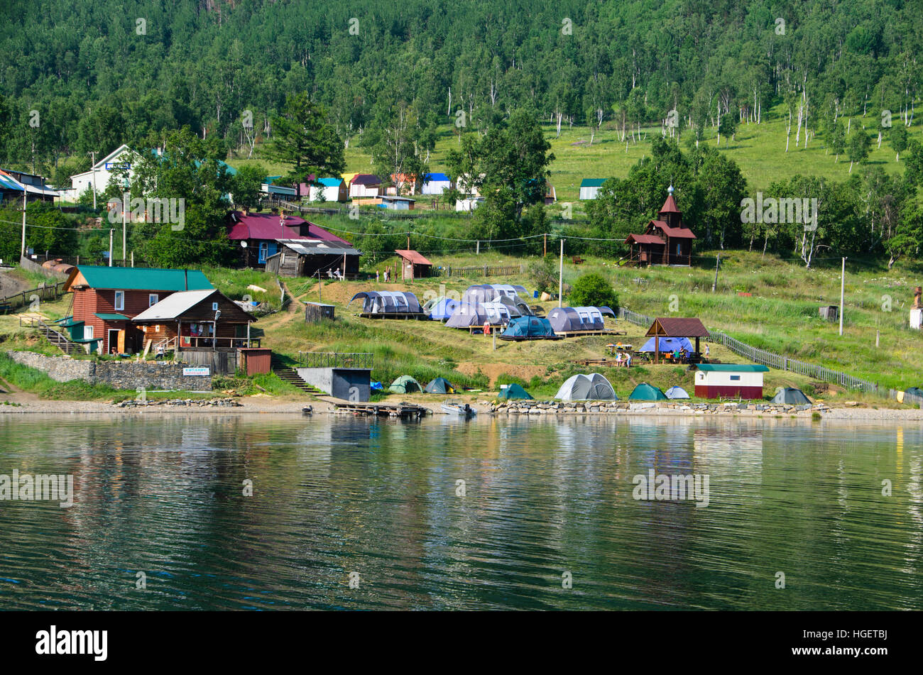 Campingplatz am Ufer des Baikalsees im Sommer Stockfoto