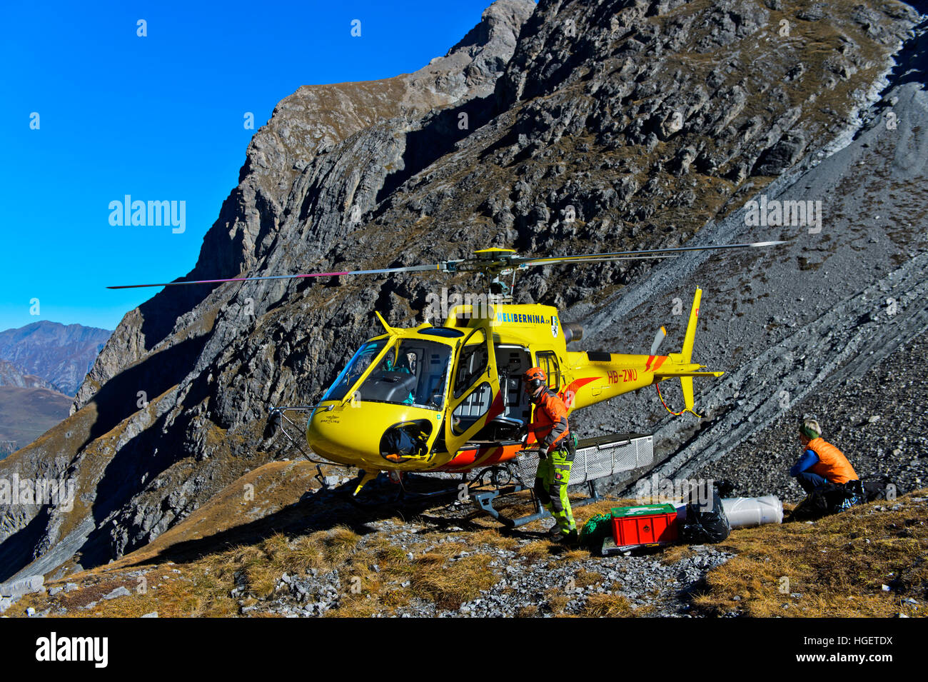 Hubschrauber Eurocopter AS350 Ecureuil der Heli Bernina AG auf einer bergigen Landeplatz, Val Lischana, Graubünden, Schweiz Stockfoto