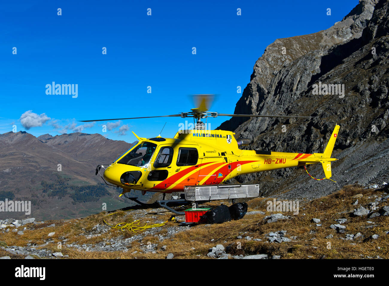 Hubschrauber Eurocopter AS350 Ecureuil der Heli Bernina AG auf einer bergigen Landeplatz, Val Lischana, Graubünden, Schweiz Stockfoto
