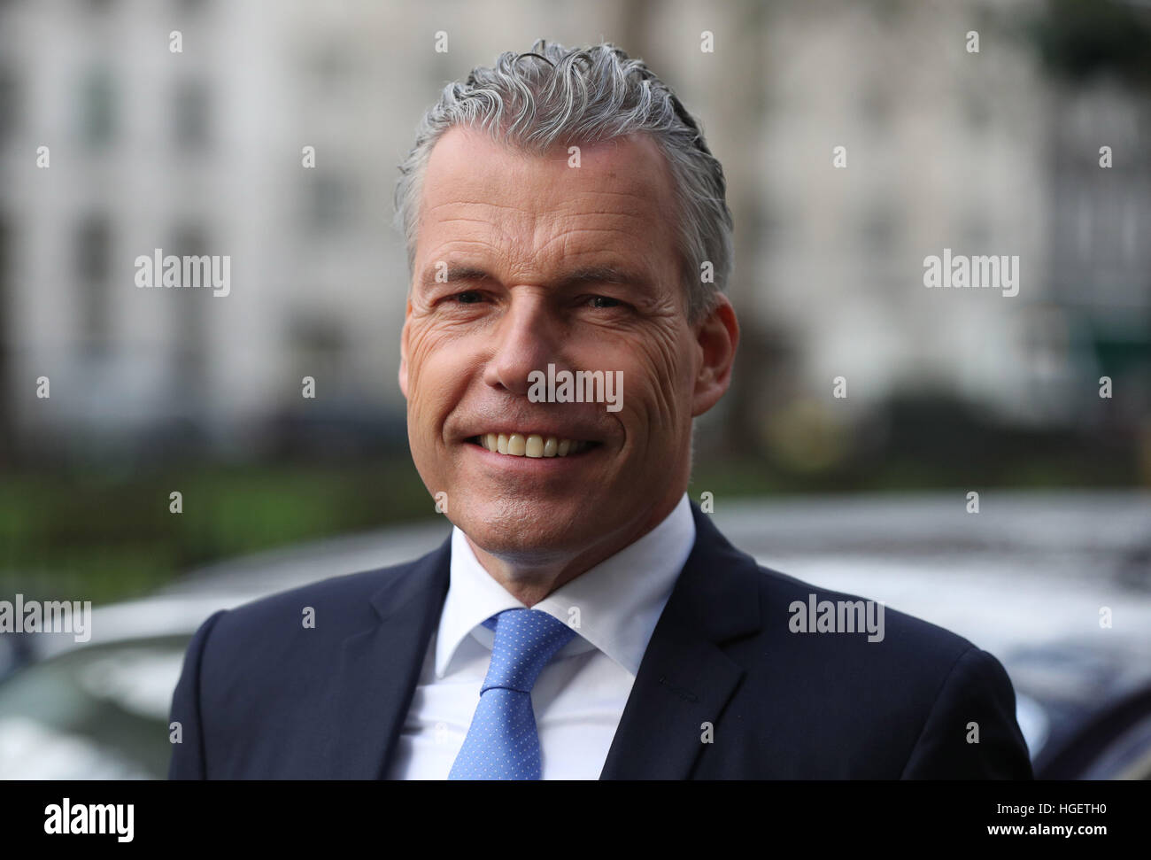 Rolls Royce Motor Cars Geschaftsfuhrer Torsten Muller Otvos Im Showroom Des Unternehmens Berkeley Square In London Als Das Unternehmen Hat Sein Engagement Fur Grossbritannien Erneuert Nach Ein Zweistelligen Sprung In Uk Einnahmen Der Deutschen