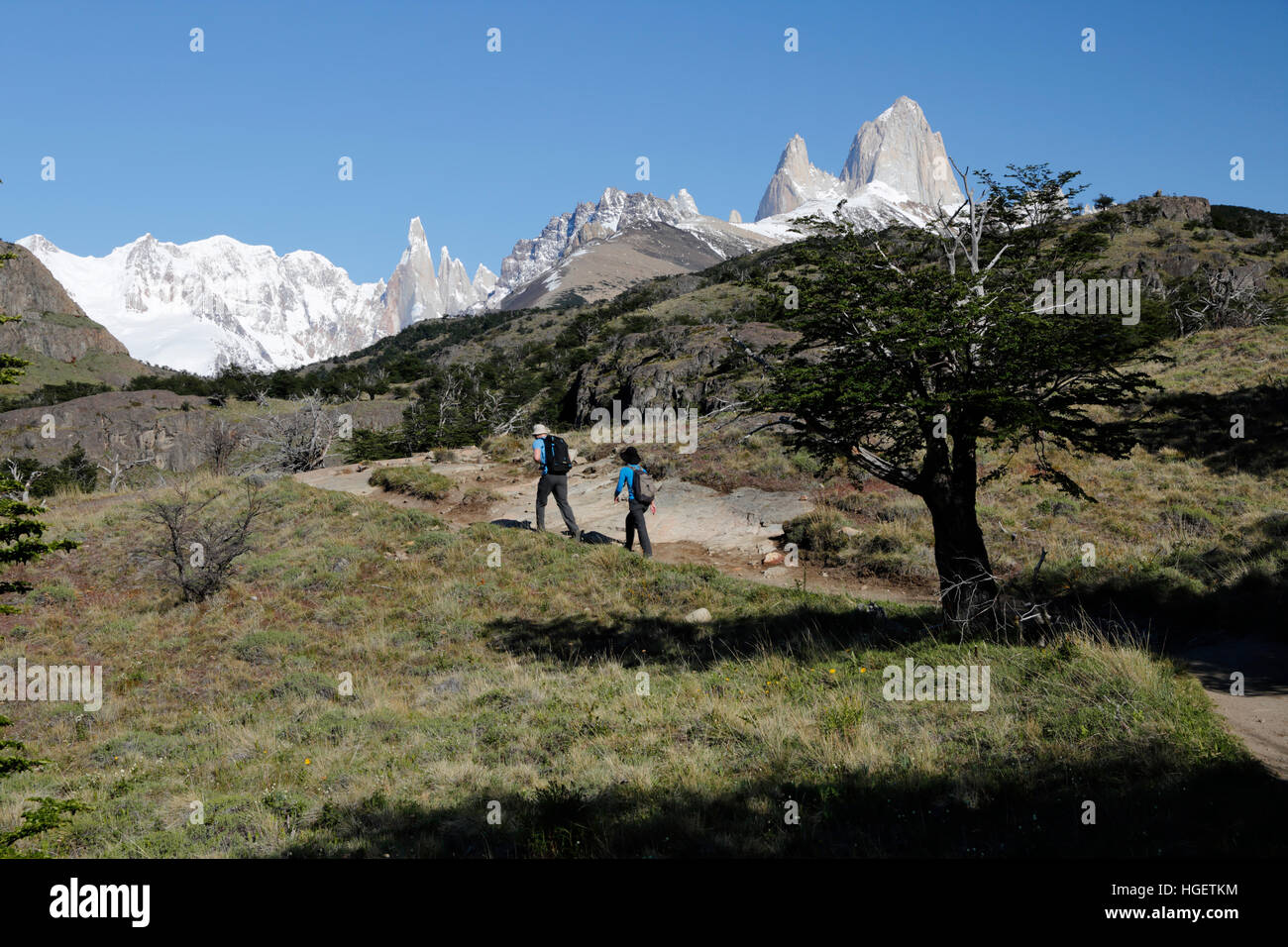 Wanderer auf dem Weg zur Laguna Torre mit Blick auf den Cerro Torre und Mount Fitz Roy, El Chalten, Patagonien, Argentinien, Südamerika Stockfoto