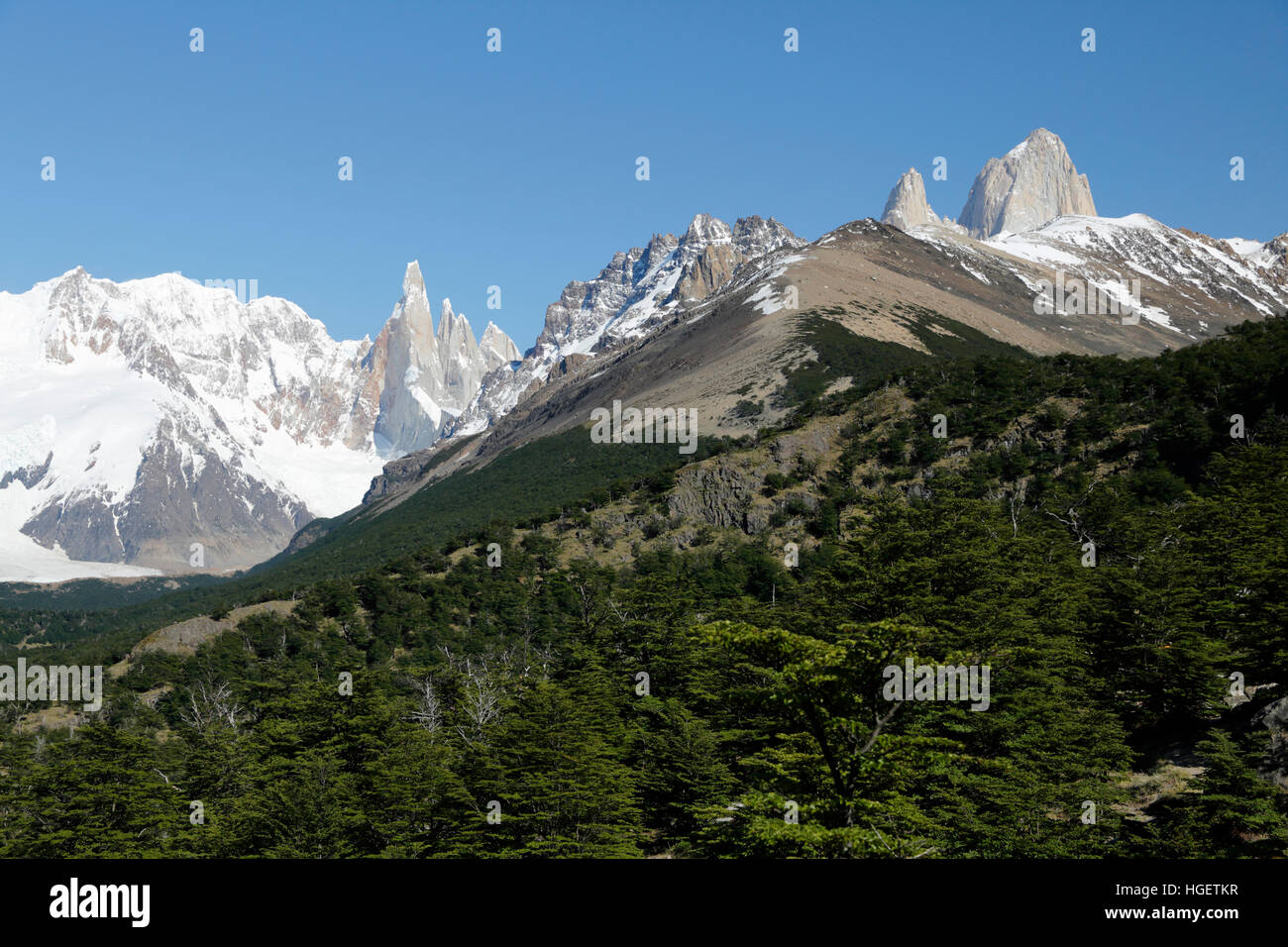 Blick auf den Cerro Torre und Mount Fitz Roy vom Mirador del Cerro Torre, El Chalten, Patagonien, Argentinien, Südamerika Stockfoto