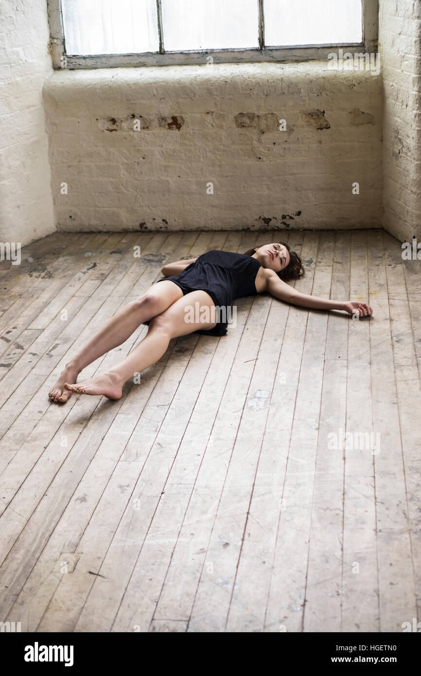 Junge Frau auf dem Boden Stockfotografie Alamy