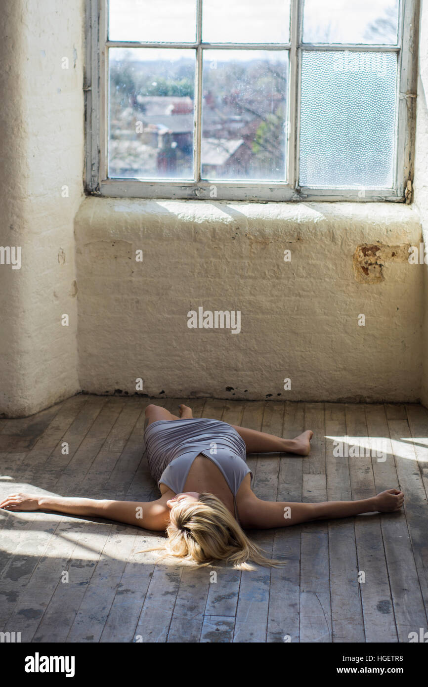 Tote Frau Festlegung auf dem Boden Stockfoto