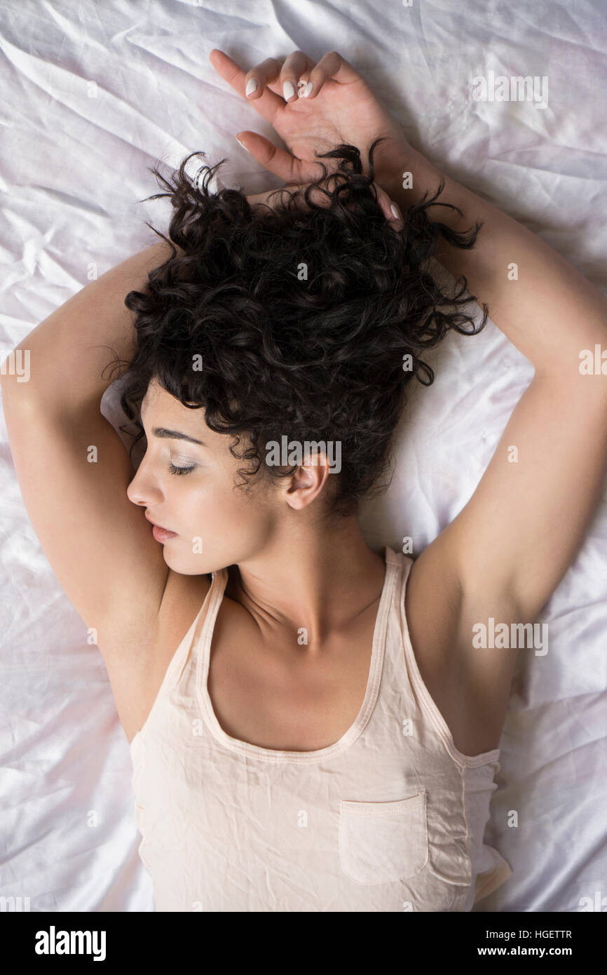 junge Frau im Bett zur Festlegung Stockfoto
