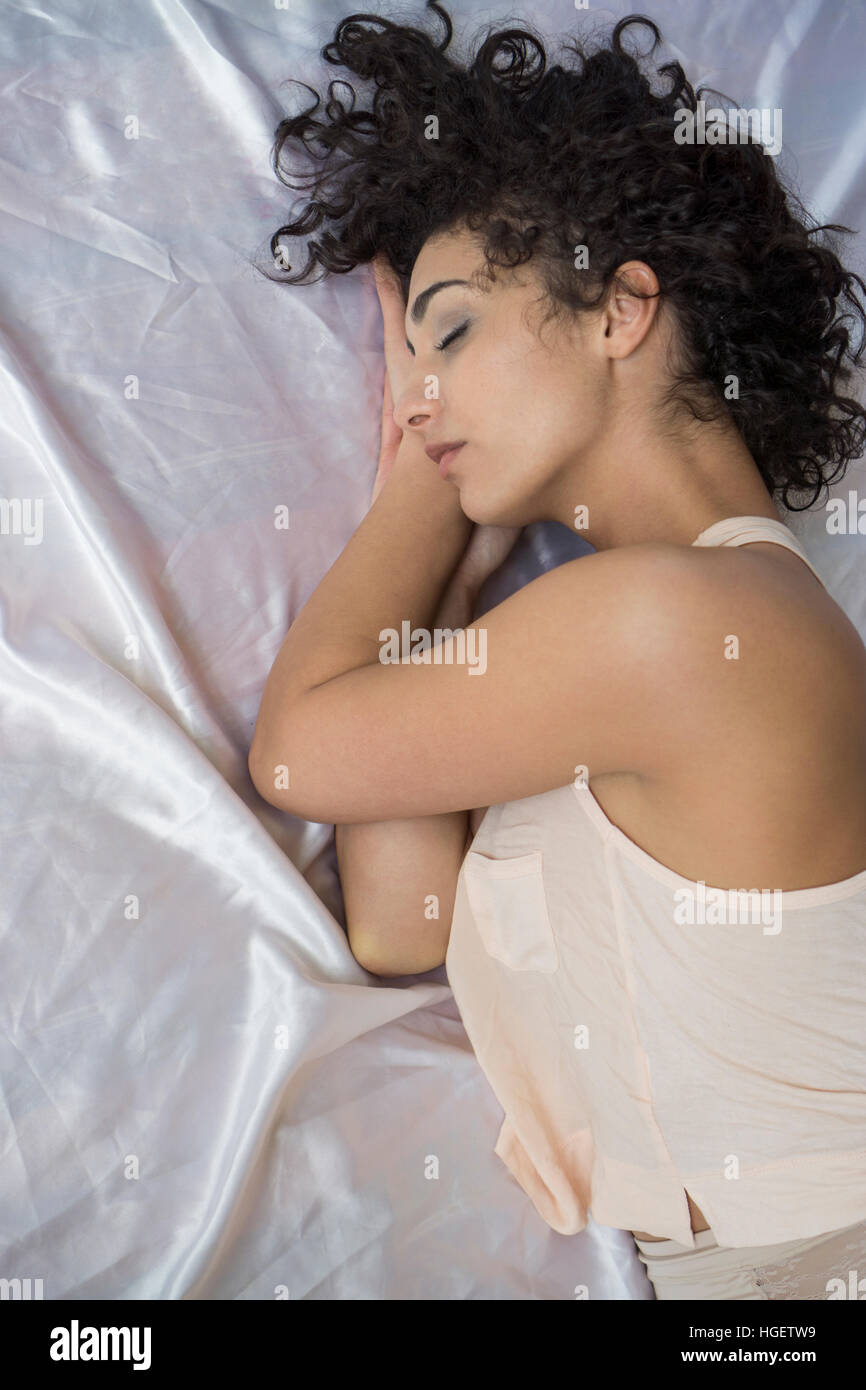 Junge Frau im Bett schlafen Stockfoto