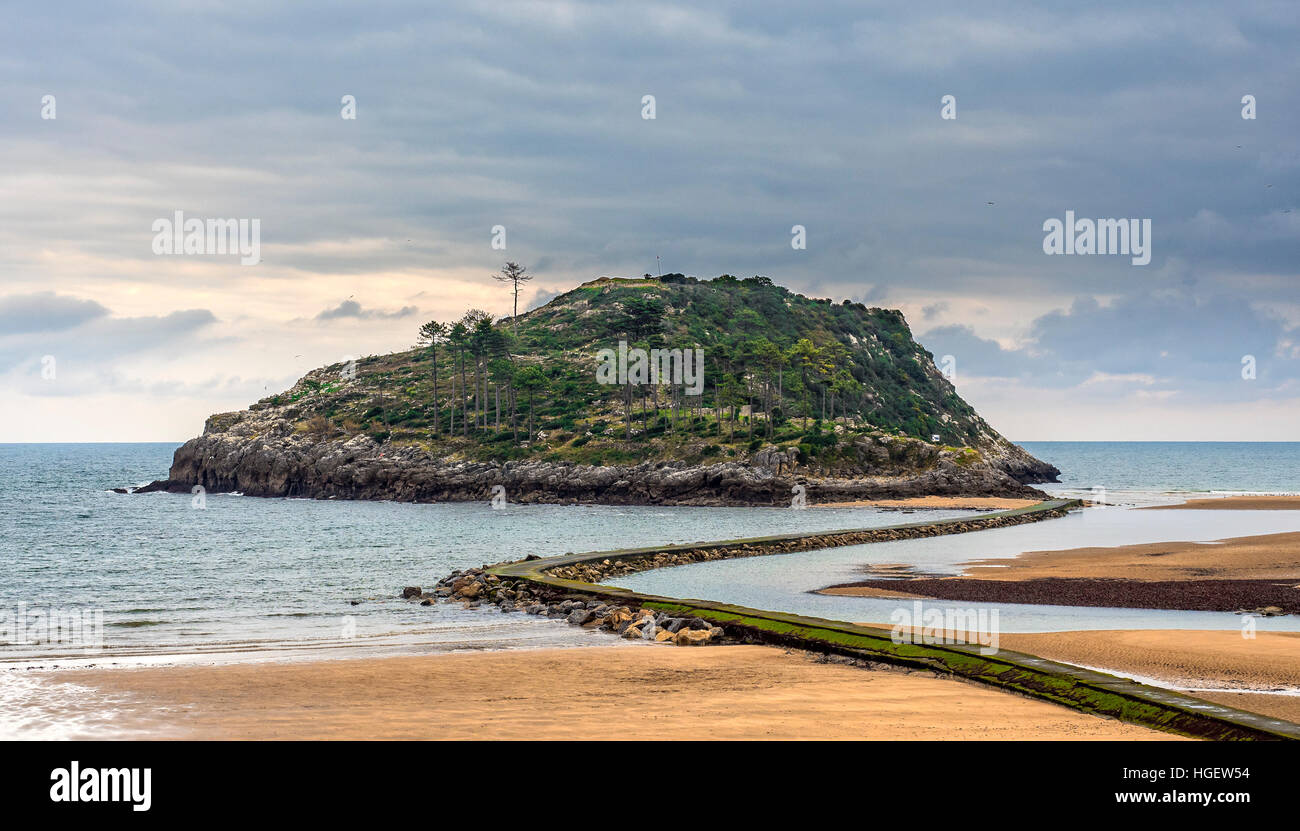 Garraitz Insel am Strand von Karraspio Stockfoto