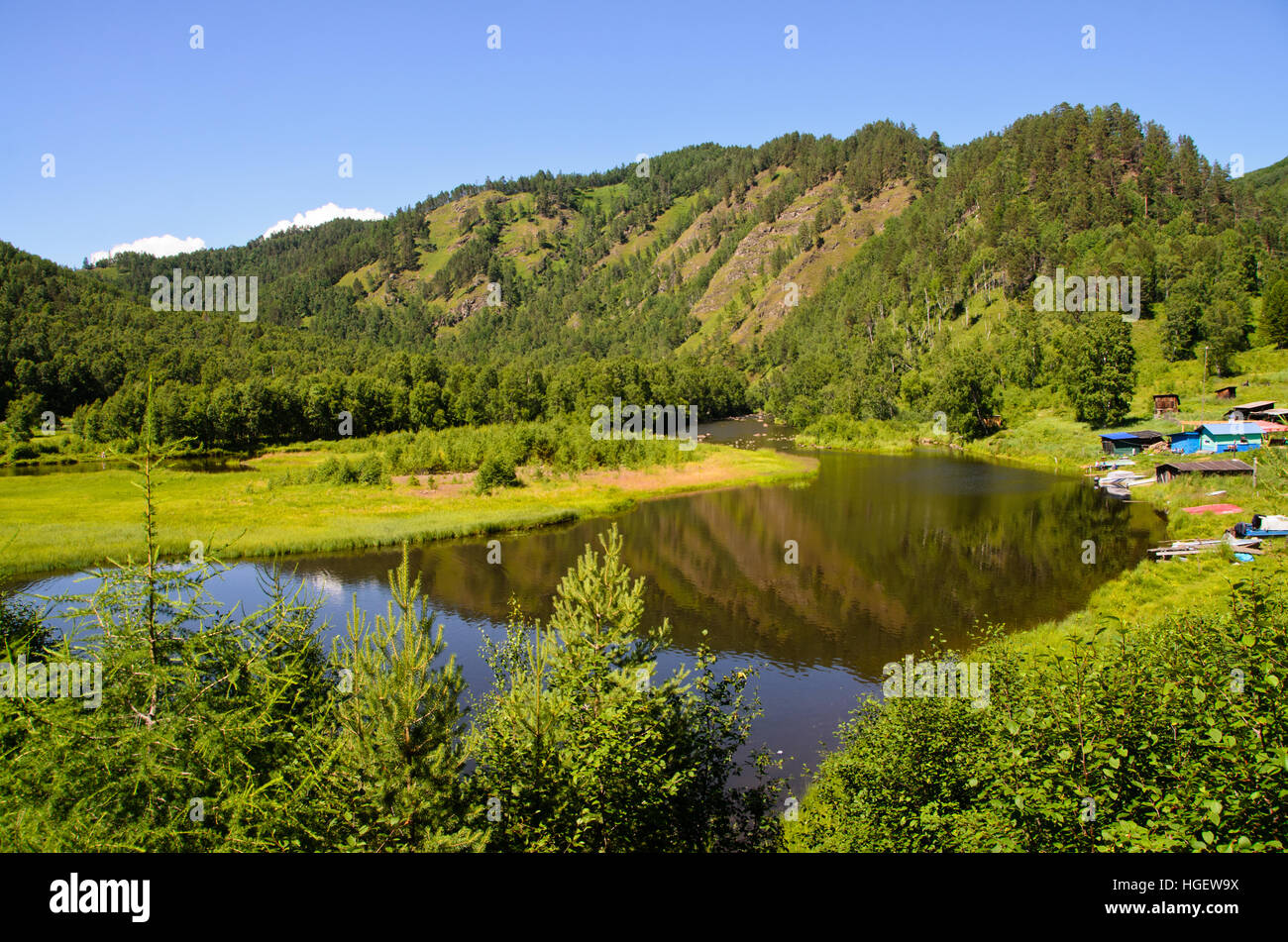 Landschaft der kleinen Stadt von Polovinaya entlang der Circum-Baikal-Eisenbahn im südlichen Baikal-See. Stockfoto