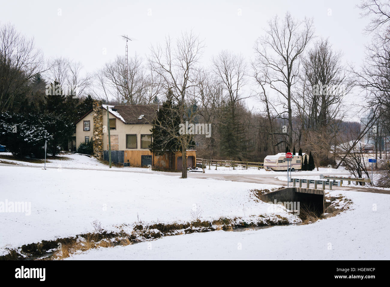 Creek im Schnee bedeckt Feld und Haus, in der Nähe von Glenville, Pennsylvania. Stockfoto