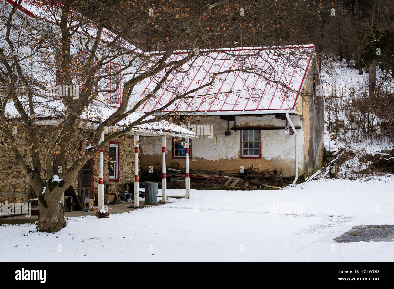 Haus an einem verschneiten Wintertag in einer ländlichen Gegend von Carroll County, Maryland. Stockfoto