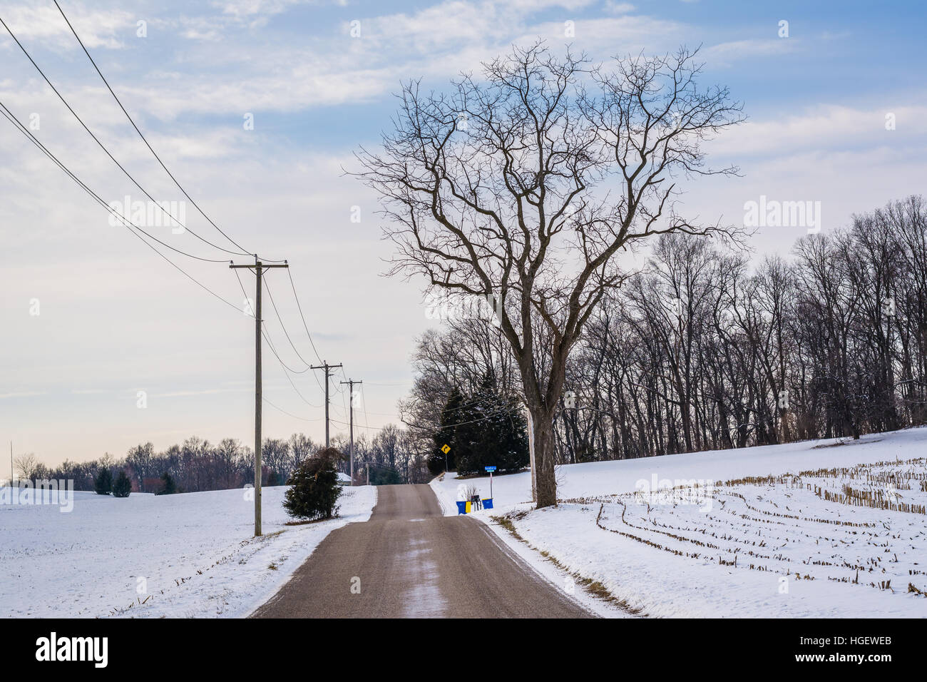 Straße und Schnee erstreckten sich auf Bereiche, in der Nähe von Shrewsbury, Pennsylvania. Stockfoto