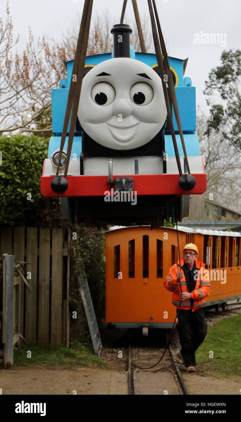 Thomas The Tank Engine ist aus Drusillas Park im Touristenort, East Sussex, nach Dienstjahren gehoben, als der Park eine neue gehen Safari-Erlebnis noch für dieses Jahr entwickelt. Stockfoto