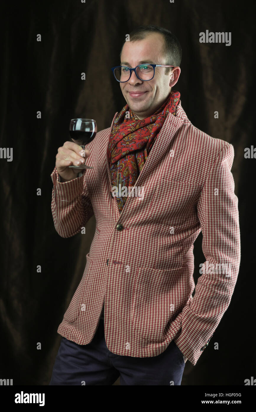 Der Mann in Gläsern Verkostung Rotwein, Emotionen. Stockfoto